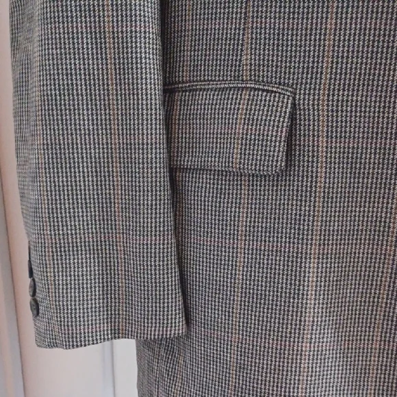 Classic Custom Men's Plaid Gray 3-Piece Suit, 42L / 36W x 32L - Picture 6 of 16